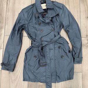 Burberry women rain coat size 6 women USA in perfect condition used twice.